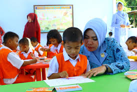 Anak tk seusianya memang harus dibimbing intensif ya, agar usia dini ini ananda banyak. Siswa Siswi Tk Angkasa Lanud Sim Antusias Mewarnai Gambar