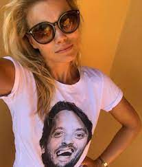 We use newest dtg technology to print on to sweatshirt color variant is black, gray, white , and many more. Bas Smit Ik Stop Pas Als Koningin Maxima Mijn T Shirt Draagt Show Ad Nl