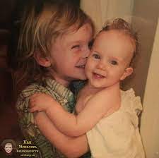 Билли — девушка, которая исполнила первый хит в 13 лет, а в 18 уже собирала стадионы по всему миру. Billie Eilish Biografiya Foto Pesni Lichnaya Zhizn Albomy Klipy Rost Ves Kak Menyalis Znamenitosti