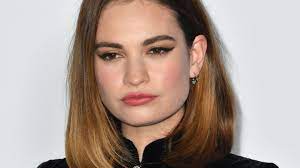 Lily james is getting into character! Lily James Sie Sagt Nach Liebesgeruchten Auftritte Ab Gala De