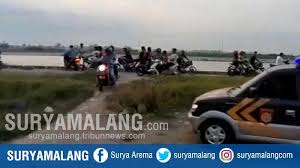 In this part of town, there are several impressive landmarks to visit such as ram chandra temple, jaisi deval temple. Cara Polisi Bubarkan Ratusan Pemuda Yang Ngabuburit Di Waduk Long Storage Kalimati Mojokerto Surya Malang