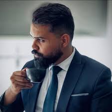 عطينا الشباب كلمة ليبية توصف الشخص الذكي و الشاطر ، شنو تتوقعوا الكلمة ؟ 🤔  ‏⁧‫#تعرف_ليبي‬⁩ مع منصف المنصوري ابتداء من بكرا السبت و المواعيد " 10:00 ،  3:00 ، 6:30 ، 1:00 ، 3:00 " و رمضان كريم من دو أف أم 🌙