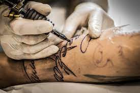 Ariana grande currently has 49 known tattoos. Pevica Ariana Grande Opozorilas Nabiv Na Ruke Tatuirovku S Ieroglifami Ia Regnum