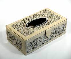 Cette belle boîte se fondra parfaitement à votre décoration. Boite A Mouchoirs Decorative En Cuir De Fabrication Artisanale Marocaine De Couleur Beige Objet De Decoration Idee Cadeau Oeuvre Artisanale
