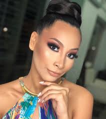 Un maquillaje elongado en tonos tierra...