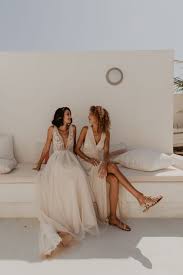 Style grec robes de mariee a la plage 2018 nouvelles perles ceinture v cou plis empire en mousseline de soie de mariee robes de mariee robe de mariage. Un Mariage Sur L Ile Grecque De Paros Photos Alchemia Weddings Blog Mariage La Mariee Aux Pieds Nus La Mariee Aux Pieds Nus