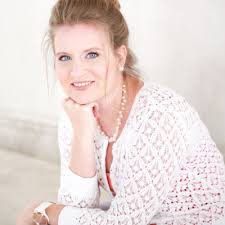 Erin Julius's Instagram, Twitter & Facebook