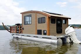 Le Koroc Un Bateau Maison Ecologique Pour Les Amateurs De Peche En 2020 Maison Ecologique Maison Bateau Mini Maison