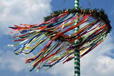 Der maibaum brauch existiert bereits seit jahrhunderten, denn schon die kelten verschönerten an beltane bäume mit frischem grün. 7 Maibaum Ideas Paper Installation Beltane May Day Traditions