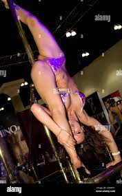 Female stripper pole fotografías e imágenes de alta resolución 
