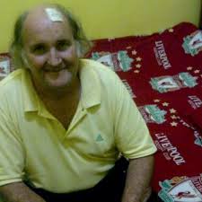 Paul Cumming dan Bantal Merah Liverpool-nya