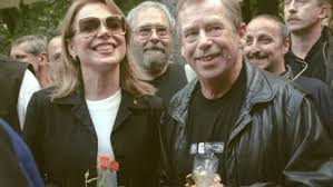 Jako poslední vystoupil michal prokop se skupinou framus five. Info Cz Galerie Pred 25 Lety Se Vaclav Havel Stal Prvnim Ceskym Prezidentem