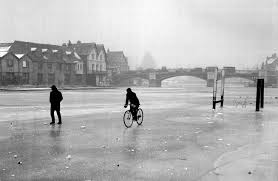 My Aunt Lives In London South Of The Thames Walking On The Thames 1963 S Big Freeze In Pictures London History London Pictures Old Photos