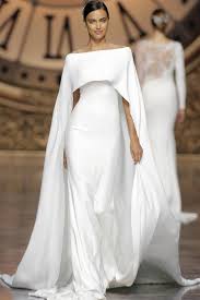 Les mariages à la plage sont si romantiques. Trop De Connexions Robe De Mariee Chic Robe De Mariee Originale Robe De Mariee