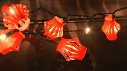 Siapkan empat lembar kertas ukuran hvs atau folio, yang akan jadi kertas layanganmu. Membuat Lampion Dari Kertas Minyak