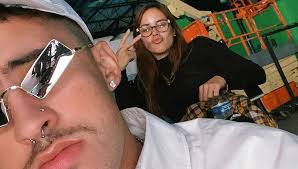 Bad bunny recibe reconocimiento de programa gubernamental. Es Gabriela Infiel A Bad Bunny Se Desatan Los Rumores De Cuernos Tras Un Video De Ele A El Dominio Escucha