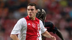 Hij tekende in juli 2019 bij vissel kobe, dat hem transfervrij inlijfde nadat zijn contract bij fc barcelona afliep. Vermaelen Heading To Gunners Football News Sky Sports