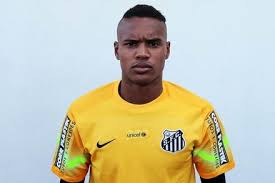 O goleiro john, do santos, teve sua situação contratual consultada pelo sevilla, da espanha. John John Victor Maciel Furtado Santos