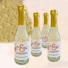 Wir bieten euch zusammen mit den wohl besten spanischen olivenölherstellern dieses exklusive gastgeschenk an. Hochzeits Sekt Als Gastgeschenk Personalisiert Geschenkplanet