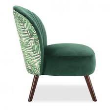 Showcasing a beautiful rattan back, this unique piece is a harmony of form and function. Stoff Samtstuhle