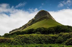 And, of course, there's the famous irish craic (good time) to enjoy, wherever you decide to go. 30 Famous Landmarks Of Ireland To Plan Your Travels Around