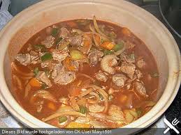 Ungarisches Gulasch Im Romertopf Von Angie2003 Chefkoch Gulasch Rezepte Leckeres Essen