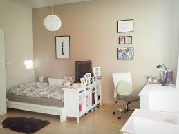 Schone Wg Zimmer Einrichtungsidee Grosses Bett Schreibtisch Bilder Und Praktische Kommode Mit Buchern Wg Zimmer In Zimmer Zimmer Einrichten Zimmer Gestalten