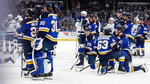 Dostal pukem do krku a mazal do nemocnice. St. Louis se bálo o Hollowaye