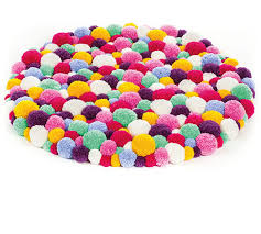 Ihr teppich pompom sollte offensichtlich ohne schmutz abstriche zu machen zu ihnen passen, sodass sie zuhause am platz ende bloß nicht von ihrem neuen produkt enttäuscht sind! Pomponteppich Aus Woll Butt Heidi Gratis Webanleitungen Im Buttinette Bastelshop