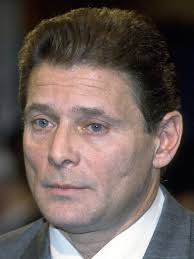 How has notorious Mafia snitch Sammy 'the bull' Gravano avoided being  killed by mobsters?