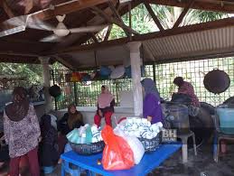 Sebelum liburan, di sekolah diadakan kegiatan gotong royong membersihkan lingkungan sekolah. Gotong Royong Bersih Masjid Menjelang Ramadan