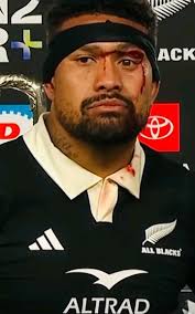 Ardie Savea and Anton Lienert-Brown kicked off their six-month stint with  Kobe in a narrow 33