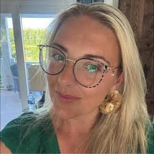 Where is there a guitar shop over here? . My little girl who is 7 wants a  guitar from Father Christmas but I thought it would be nice for her to pop