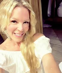 Carrie Rowan's Instagram, Twitter & Facebook