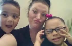 No hay límites para una madre que protege a sus hijos, y Phyllis Pena lo  demostró el 31 de enero de 2021 en Lake Jackson, Texas. Phyllis vio a un  joven espiando