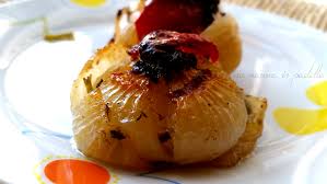 Mentre le verdure si insaporiscono e cominciano la cottura, si taglieranno le patate lesse a rondelle e si aggiungeranno. Cipolle Al Forno All Aroma Di Aceto Una Mamma In Padella