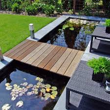 Dans Ce Jardin Moderne On Traverse Un Petit Bassin Rectangulaire Pour Acceder A La Terrasse Vous Aimez Le Principe Achtertuin Vijvers Tuin Tuin Ideeen
