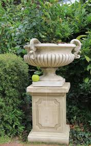 Gartendekoration Amphore Vase Roselan Sockel Morton Frostfest Ein Designerstuck Von Stone And Home De Bei Dawand Amphore Garten Gartendekoration Amphore