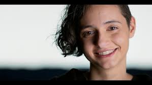 Qué fue de...: El falso príncipe que captó a la joven de Valencia sigue  haciendo vis a vis con una de sus esposas