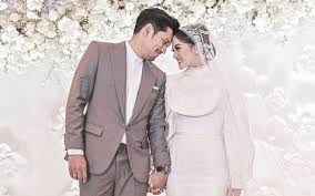 Itu karenanya, di hari yang spesial orang tua juga mesti berdandan yang spesial juga. Ririn Ekawati Justru Senang Gaun Pengantinnya Disebut Mirip Biarawati Ibnu Jamil Salfok Bagian Ini