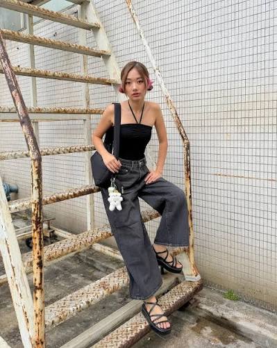 Structured leather shoulder bag with strap hardware, the kind of clean base Seoul stylists load with charms