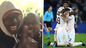 Juventus pair patrice evra and paul pogba took the role of interviewers and interviewees on swiss television. Ligue Des Champions Patrice Evra Chambre Le Psg En Direct Du Parc Des Princes Ici C Est Manchester Goal Com