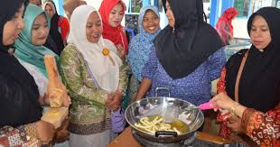 125 gr tepung terigu protein sedang 75 gr margarin 1 sachet skm chocochip pasta. Pemkab Berikan Pelatihan Ketrampilan Kue Kering Ulat Sutra Jagung Portal Kabupaten Probolinggo