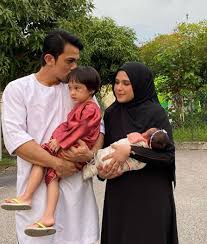 Beliau merupakan finalis hero remaja 2011/2012 dan telah membintangi beberapa siri televisyen termasuk romi cinta julia (2014), hati perempuan (2015), kau aku kita (2015), seindah takdir cinta (2016), arluna (2017), jangan benci cintaku (2018), 30. Happy 4th Anniversary Zaujahku Saharul Ridzwan Oh Kopak