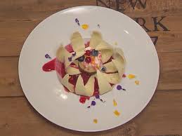 New York Cheesecake In Schokoladenkugel Mit Warmer Himbeersauce Rezept Himbeersauce Rezepte New York Kasekuchen