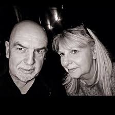 Can I leave the battery inside to connect a trickle charger?