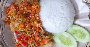 Resep sambal geprek yang kita buat kali ini sangat cocok untuk ayam geprek. Ayam Geprek Sambal Korek Kriuk Dan Pedas Ini Cara Membuatnya Pwmu Co Portal Berkemajuan