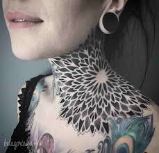 Ver más ideas sobre tatuaje de cuello para mujeres, tatuajes sutiles, tatuajes minimalistas. Tatuajes En El Cuello Para Chicas Mejores Ideas Belagoria La Web De Los Tatuajes