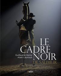 Its name comes from the black uniforms that are still in use today. Le Cadre Noir De Saumur Des Origines A Nos Jours Alain Laurioux Guillaume Henry Amazon De Bucher