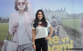 Chemistry kuat dari cut mini dan irish bella membuat film garapan ody c harahap ini sangat seru untuk dinikmati. Me Vs Mami Jadi Pembuktian Irish Bella Okezone Celebrity